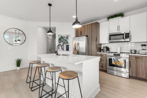 Ruskin Apartamento | Sunny 2-Bed Oasis Pool and Gym in Apollo Beach