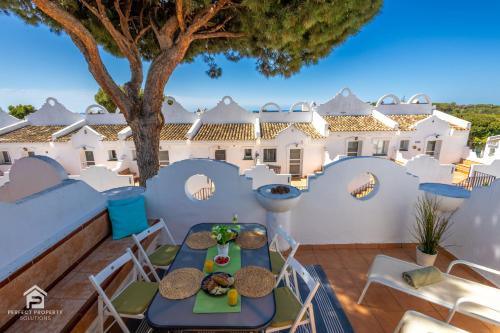 Urbanizacion Hacienda las Chapas Apartamento | Sunny 2BR in resort with 3 pools, restaurant, gym and playground