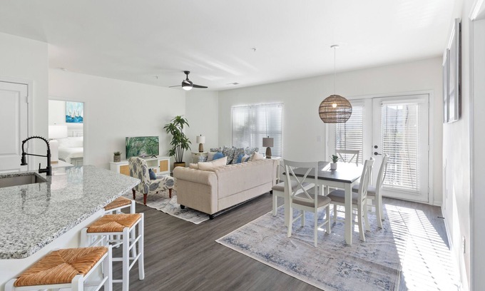 Goose Creek Apartamento | Sunny 2BR Resort Apt Over Pool 20 min to Downtown