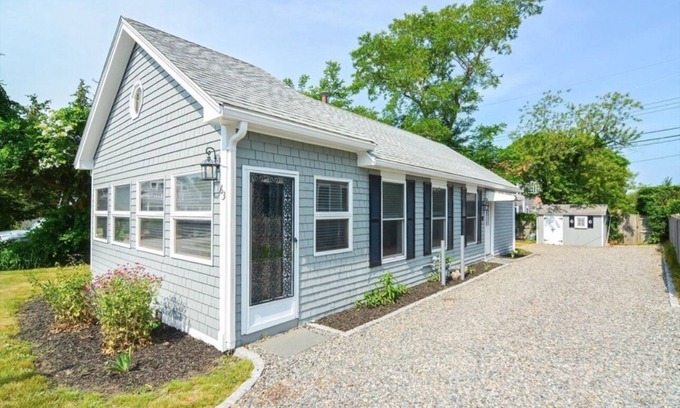 Barnstable Cabaña | Sunny 3-bedroom cottage with WiFi and AC-Steps to beach and walkable to town!