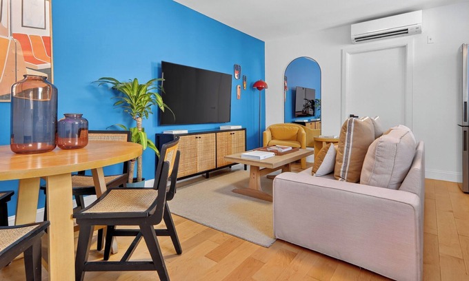 Williamsburg Apartamento | Sunny 3-BR w/AC near Newtown Creek Nature Walk — East Williamsburg Gem
