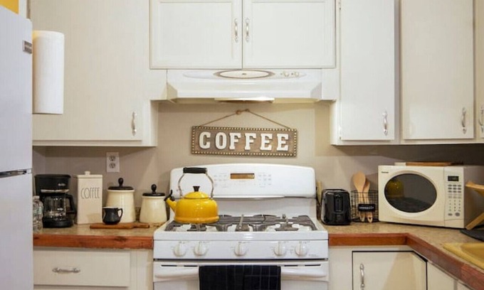 Wanskuck Casa | Sunny 4 Bed 2 Bath Providence
