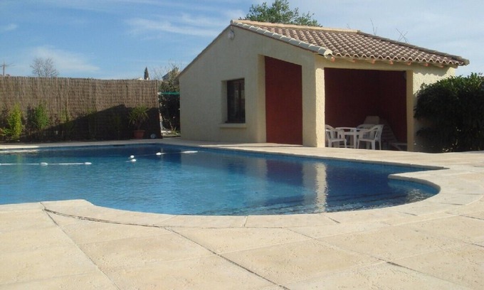Saint-Pargoire Apartamento | Soleado apartamento con terraza con vistas al campo y piscina privada