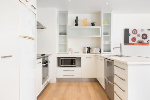 Mount Maunganui Apartamento | Sunny and Spacious - moments from the Beach and Downtown
