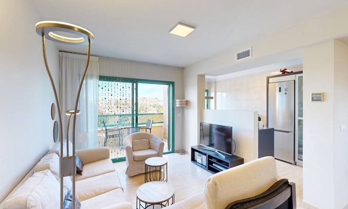 Torre del Mar Apartamento | Lujoso apartamento soleado cerca del mar con terraza privada de 80m2, Netflix, Wifi