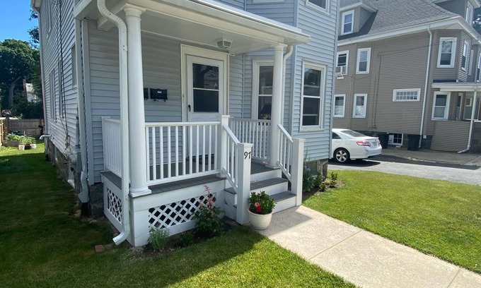 Roslindale Apartamento | Sunny apartment located a short walk from local parks and Roslindale Village