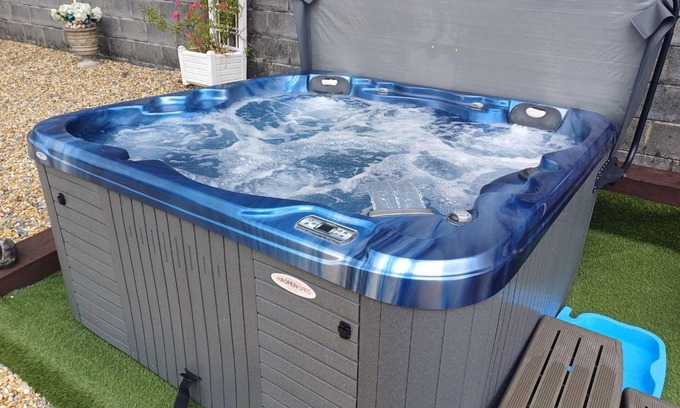 Llangynog Cabaña | Sunny Bank, Countryside accessible cottage with hot tub and grassy lawn area