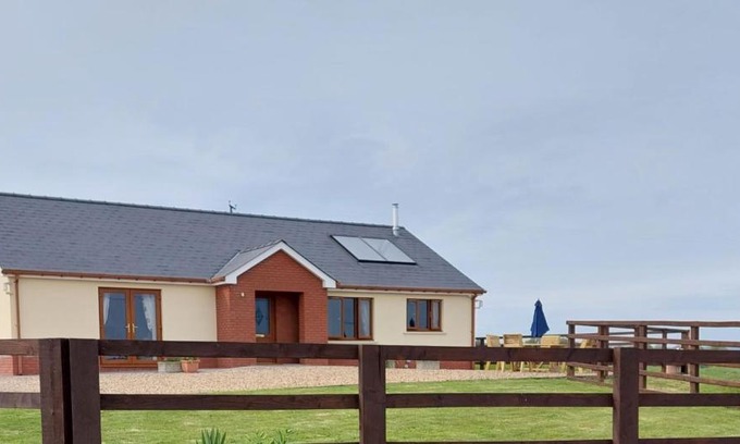 Llangynog Casa | Sunny Bank- Countryside Escape with Private Hot Tub and countryside views
