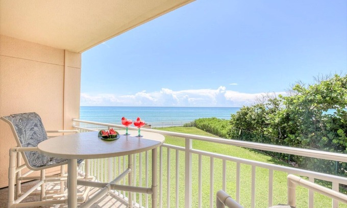 Satellite Beach Condominio | Condominio frente al mar impresionante - verdaderamente único en su clase!
