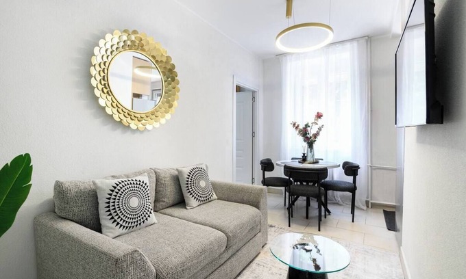 Slavija Apartamento | Sunny blossom 10min.from Knez M. street, park.
