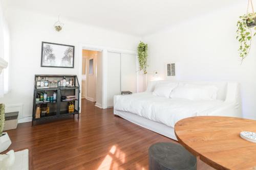 Melrose Apartamento | Sunny Boho Chic West Hollywood Flat!
