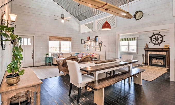 Crystal Beach Cabaña | Sunny Bolivar Stilted Cottage: Walk to Beach!