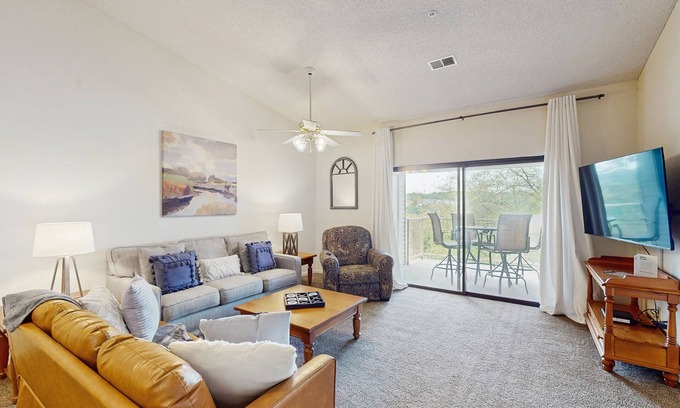 Branson Condominio | Sunny Branson condo with vaulted ceilings, private patio, and resort-style pools