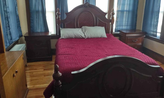 Holyoke Apartamento | Sunny & Bright 2nd floor apartment!