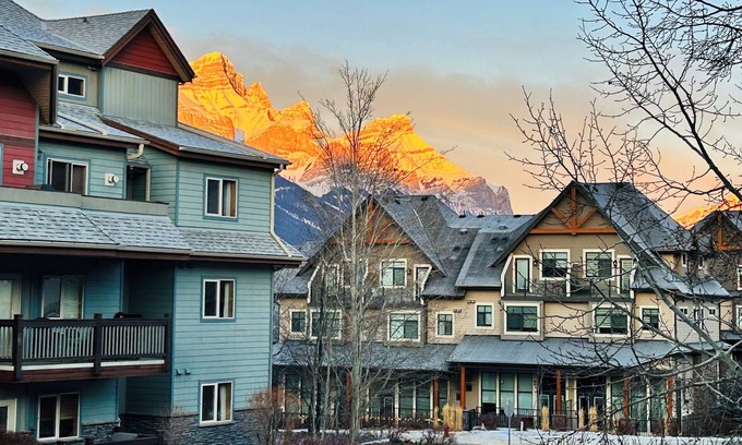 Cougar Creek Condominio | SUNNY BRIGHT King Bed Suite |Full Kitchen| A/C |Free Parking| Balcony| BBQ| Gym