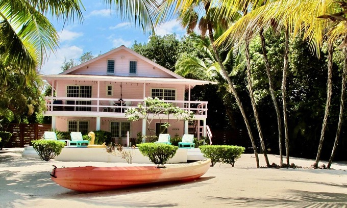 Surfside Casa | Sunny Bungalow 1 Bedroom- Pool- Beachfront-Relax