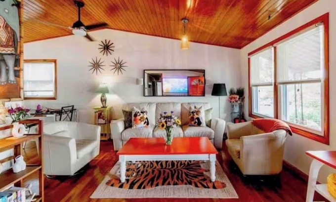 Belmont Casa | Sunny cheerful house in downtown Belmont