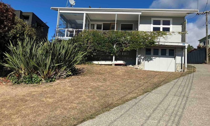 Kaiteriteri Casa | Sunny, Classic Kiwi Beach House! Central to Beach and mountain bike park