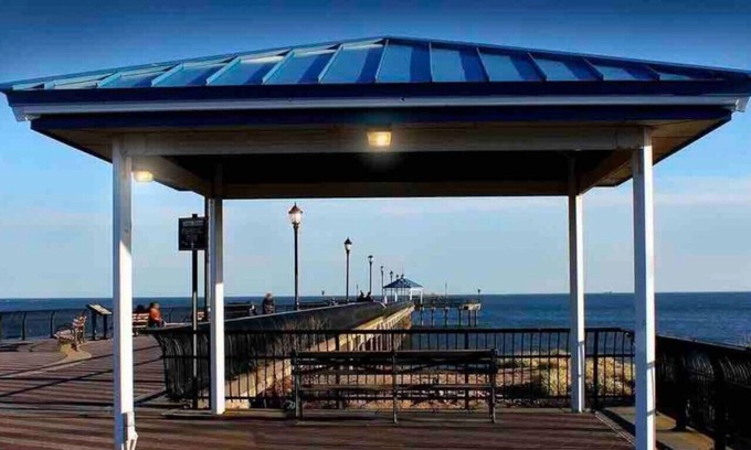 Midland Beach Casa | ☀Sunny & Comfy | 5★ Location | Spacious Yard | Pkg