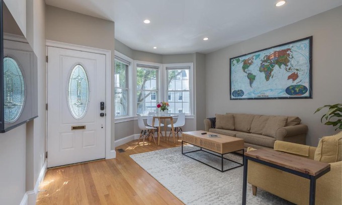 Columbus Park - Andrew Square Apartamento | Sunny convenient home w/private patio! Easy walk to everything!