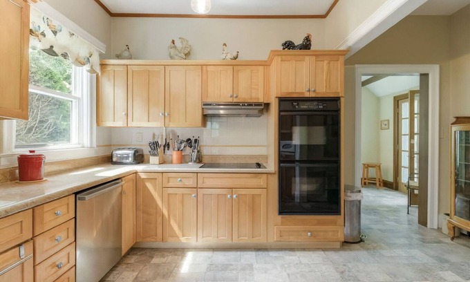Valley Springs Casa | Sunny Cottage 1 Min to Omni Homestead