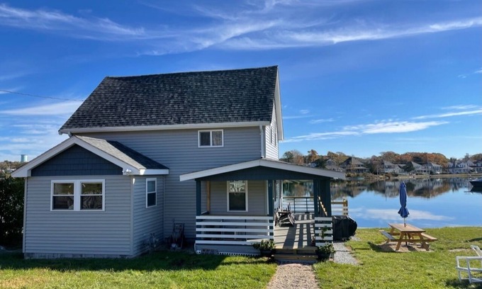Onset Cabaña | Sunny Cottage with Backyard Swimming, Water views, close to Downtown/Restaurants/Beaches. Bring your Water shoes!!