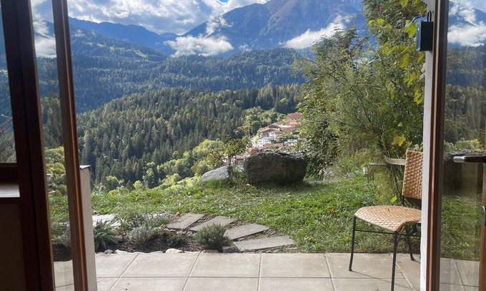 Trin Apartamento | Sunny & cozy apartment with mountain view, very private, free parking, public transport