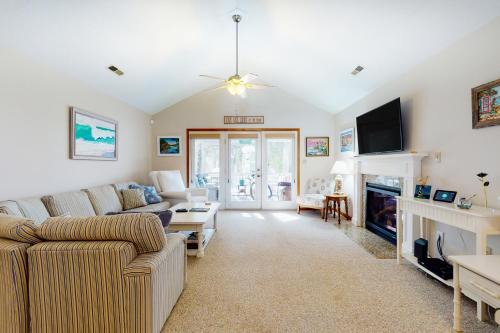 Caine Woods Casa | Sunny Day