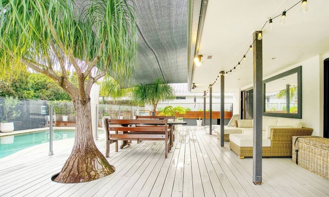 Broadbeach Waters Villa | Sunny Days Poolside at an Entertainers Oasis