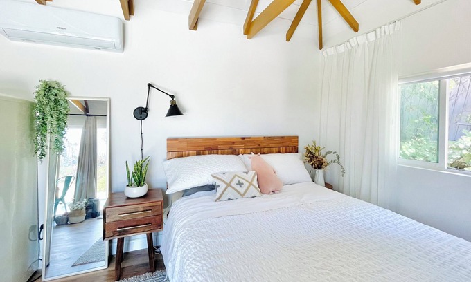 West Covina Casa | Sunny Days Tiny House - newly renovated with private entrance, pool & view