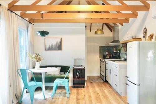 West Covina Casa | Sunny Days Tiny House with private entrance, pool and view