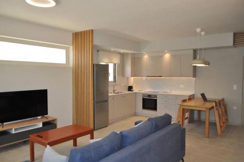 Gerani Apartamento | Sunny flat among olive trees, next to the beach
