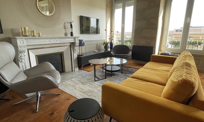 Chartrons Apartamento | Sunny flat with AC and river views - 10 minutes to city centre!