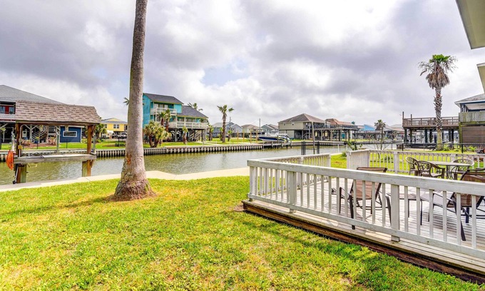 Freeport Casa | Sunny Freeport Home on Canal: Fish On-Site!