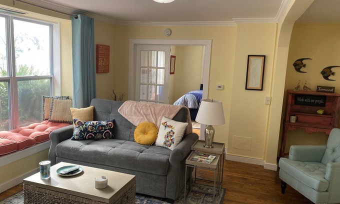 Ludington Apartamento | Sunny, fresh, well-appointed, whimsical, cottage-style across from Copeyon Park!