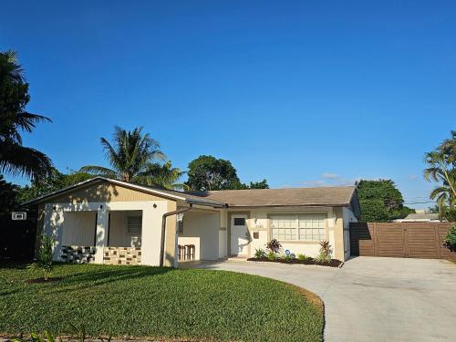 Lauderdale Lakes Casa | Sunny Goldie
