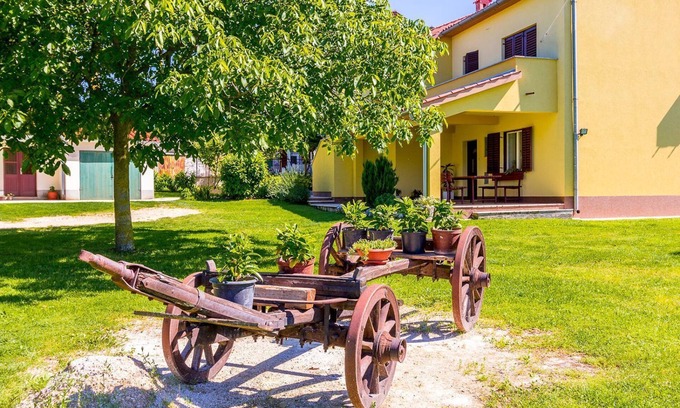 Grandici Casa | Soleada casa de vacaciones en medio de la verde naturaleza