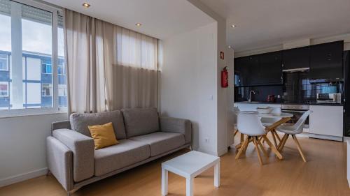 Paco De Arcos Apartamento | Sunny Horizon Retreat by LovelyStay