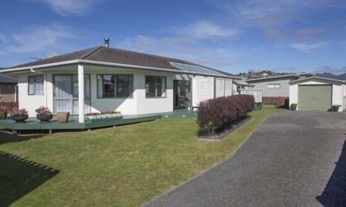 Whangamata Casa | Casa soleada cerca del campo de golf y centro de recreación