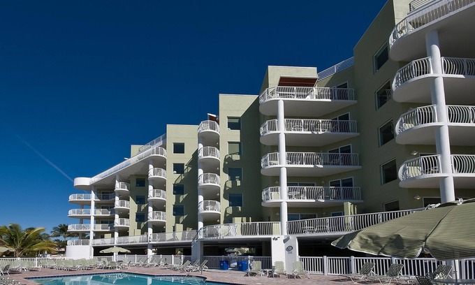 Treasure Island Condominio | Sunny Island Condo – 2BR, Pool, Parking & Beach