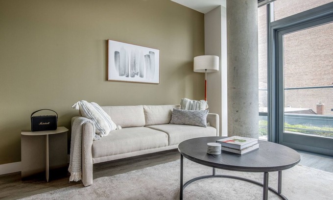 Lake View East Apartamento | Sunny Lakeview 1BR w/ Rooftop & Gym, nr Lincoln Park, by Blueground