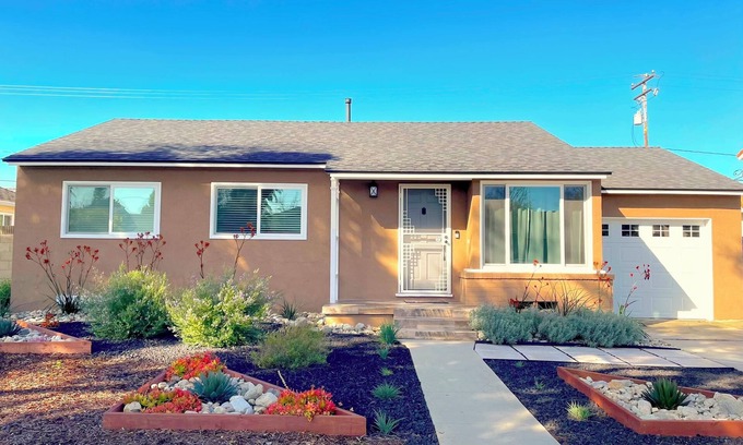 Los Altos Casa | Sunny Los Altos Bungalow - Relax in Long Beach