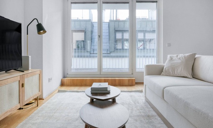 Mariahilf Apartamento | Sunny Mariahilf 2BR w/ Balcony, walk to cafes & Metro U4, by Blueground