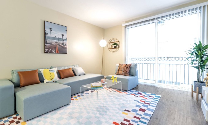 Del Rey Apartamento | Sunny Marina Hideout | King Bed | Pool Access