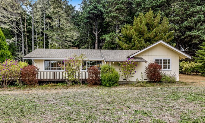 Mendocino Casa | Sunny Mendocino getaway with hot tub, fireplace, enclosed yard & trail to beach