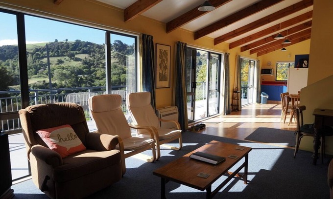 Akaroa Casa | Sunny, modern, private hilltop holiday home