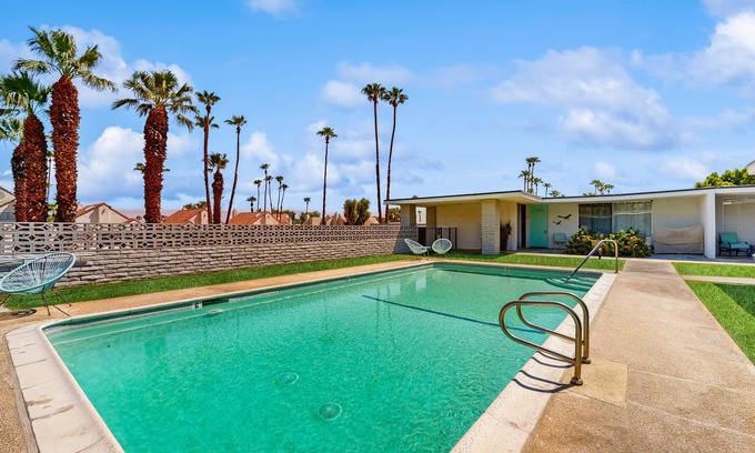 Palm Desert Condominio | Sunny Mountain-View Retreat with Pool, Golf, and Tasty Eats Just Steps Away