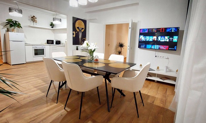 Erzsebetvaros Apartamento | Sunny & new 2 BDR, luxe full apartment with AC in Budapest Downtown Central hub