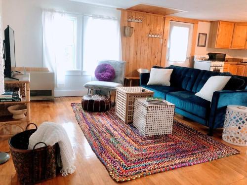 Stowe Apartamento | Sunny & Open 2 Bdrm - Close to Stowe Village, Shopping, Mtn Views!