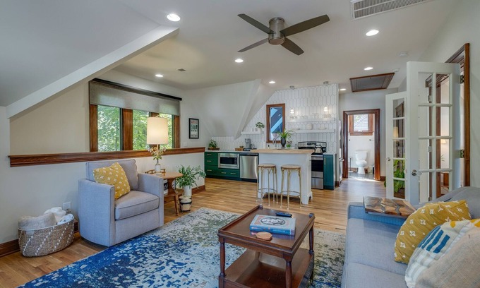 Eastwood Casa | Sunny, Open & Spacious Private Carriage House in a peaceful neighborhood!